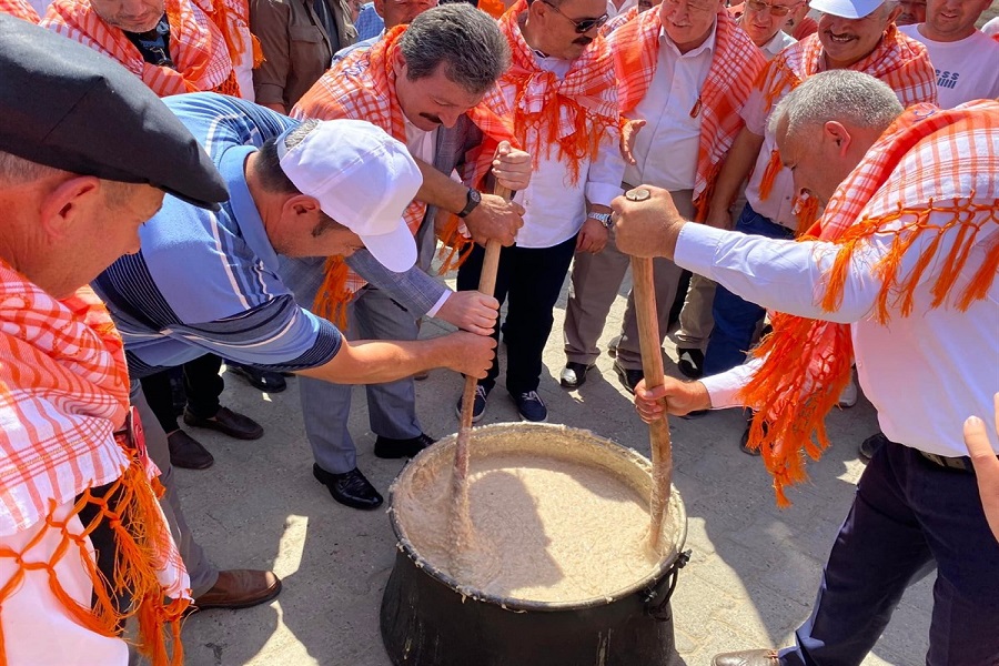 Festivalde keşkek karıştırdı;