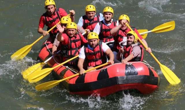 Vali Çiçek rafting yaptı