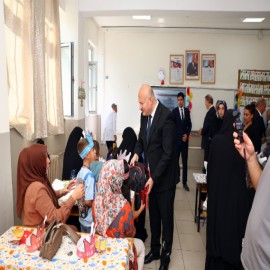 Vali Küçük, öğrencilerin ilk gün heyecanına ortak oldu