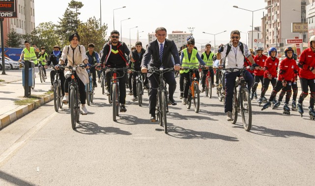 Vali Balcı, spor projesinin açılışına bisikletle geldi, halay çekti