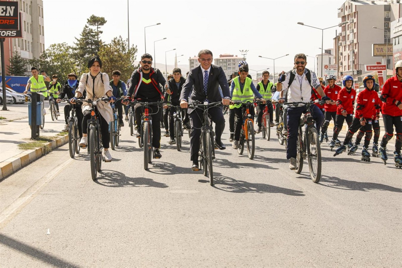 Vali Balcı, spor projesinin açılışına bisikletle geldi, halay çekti;