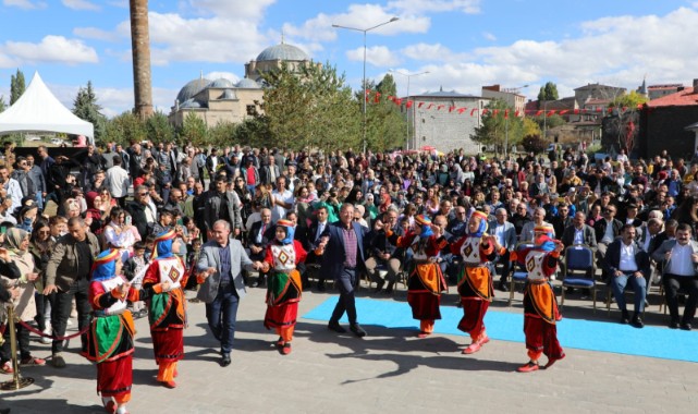 El sanatları festivaline halaylı açılış