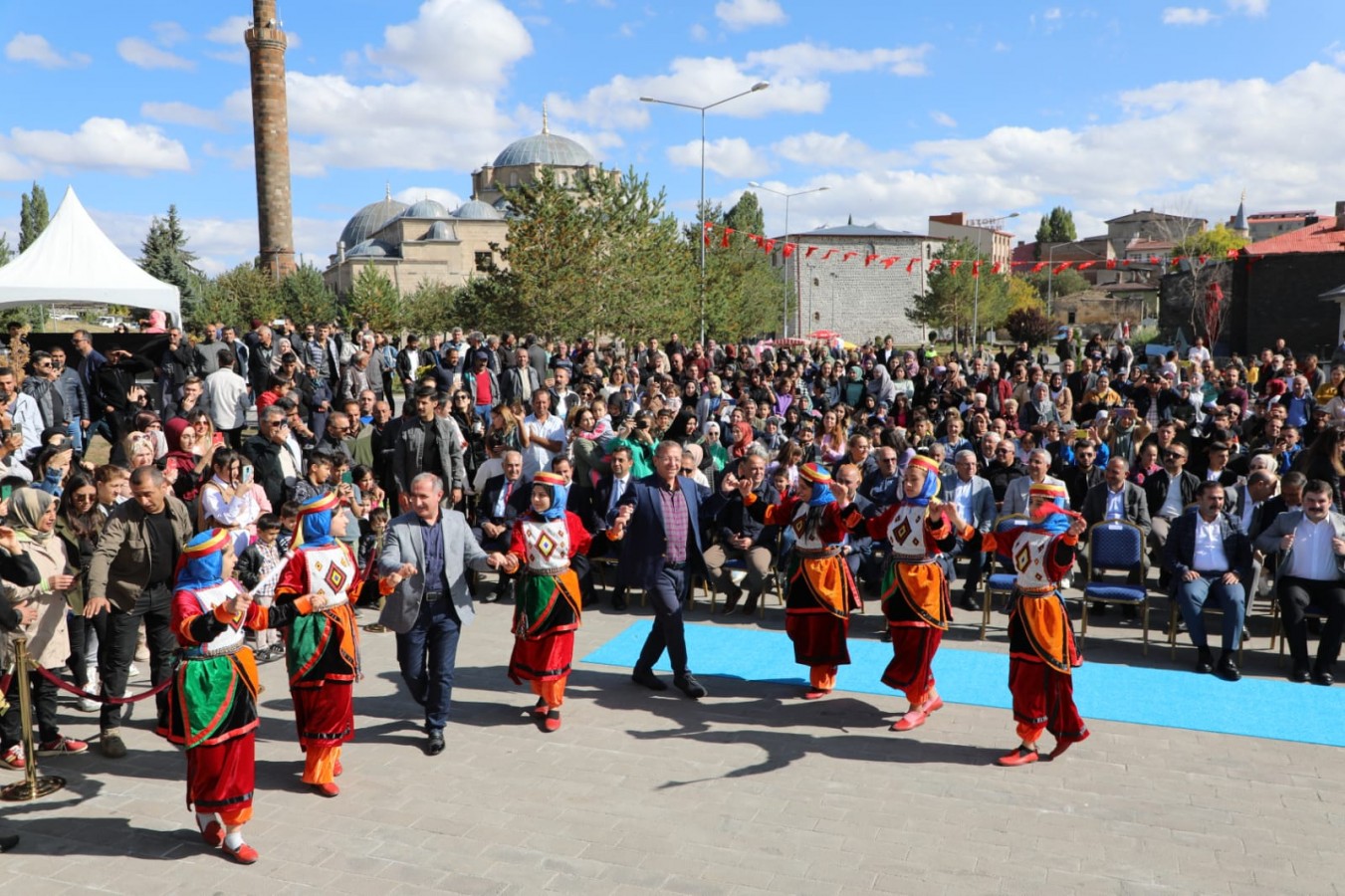 El sanatları festivaline halaylı açılış