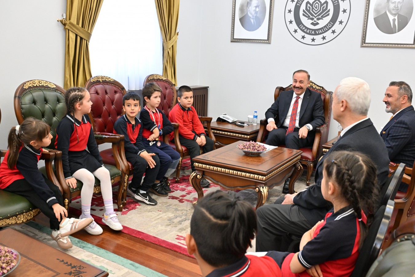 Meraklı öğrenciler, Vali Erin'i güldürdü;