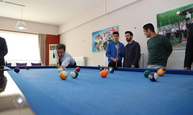 Engellilerle masa tenisi ve bilardo oynadı, mangal yaptı