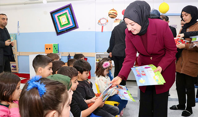 Vali Kızılkaya'nın eşi Nurten Kızılkaya'dan miniklere ziyaret: Çocukların neşesine ortak oldu!;