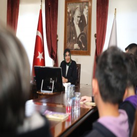 Vali Yiğitbaşı, kitap projesi hazırlayan öğrencilere destek verdi