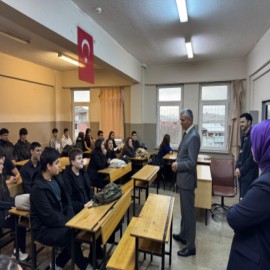 Kaymakam Yurt, öğrencilerin kariyer planlarını dinledi