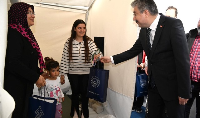 Çadırlardaki depremzede kadınların gününü kutladı