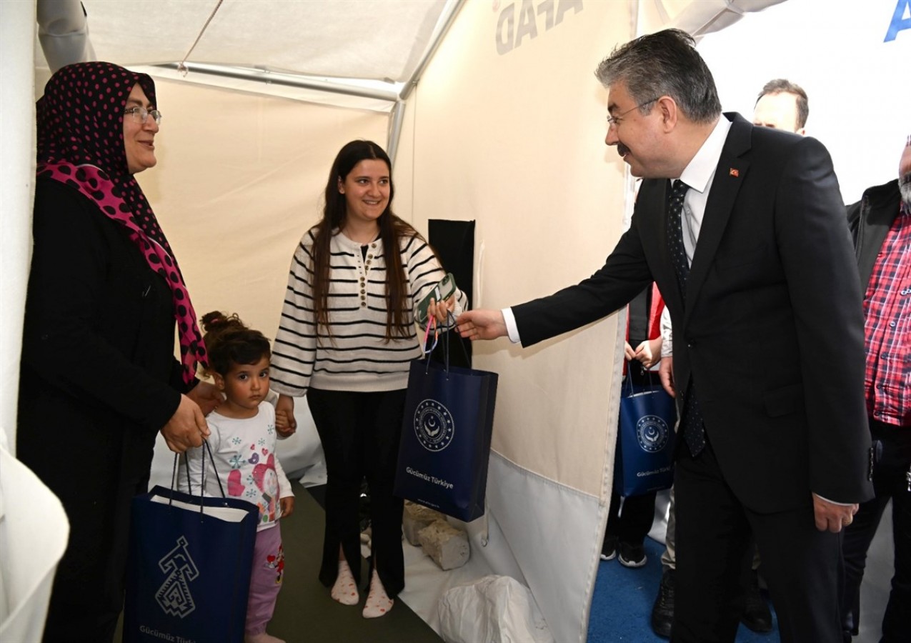 Çadırlardaki depremzede kadınların gününü kutladı;