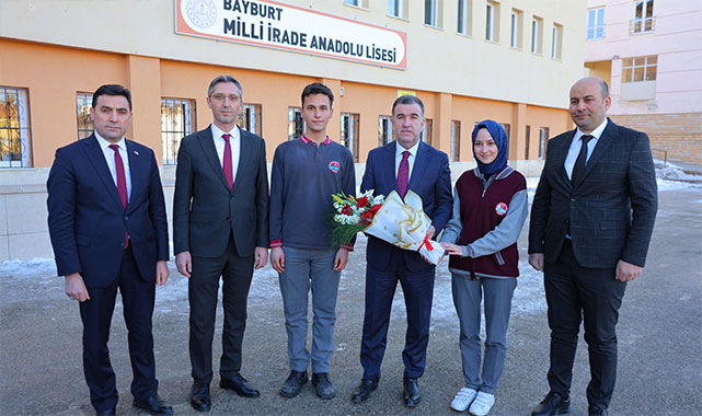 Bayburt'ta gençlerin geleceğine yön veren söyleşi: “Bağımlı Olsaydım, Vali Olamazdım”;