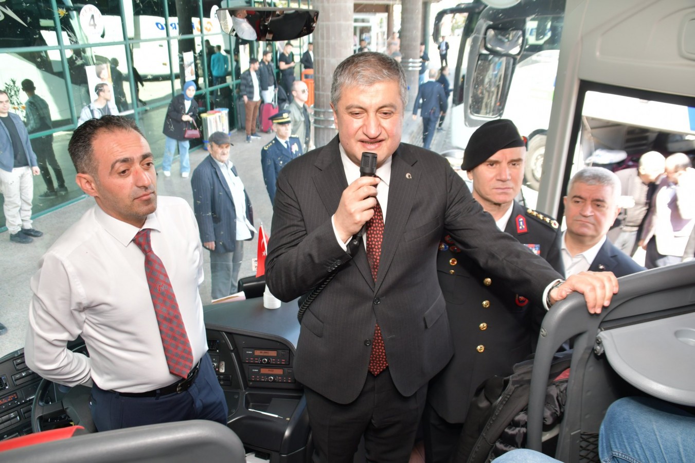 Yoğunluk yaşanan otogarda yolcularla bayramlaştı;