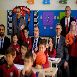 Vali, kendisine mektup yazan öğrencilerle bir araya geldi