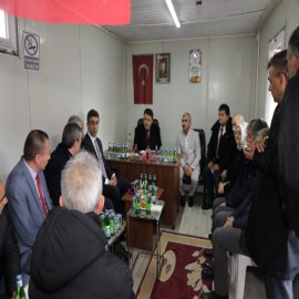 Vali Işın, roman vatandaşlarla bir araya gelerek taleplerini dinledi