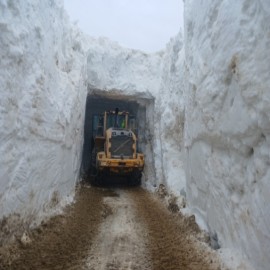 Hakkari’de nisan ayında karla mücadele sürüyor