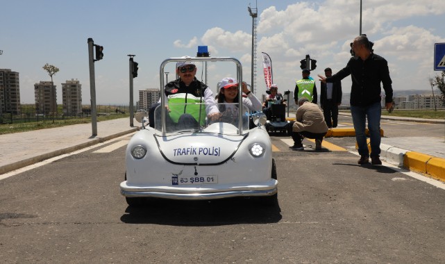 Çocuklarla trafik tatbikatı