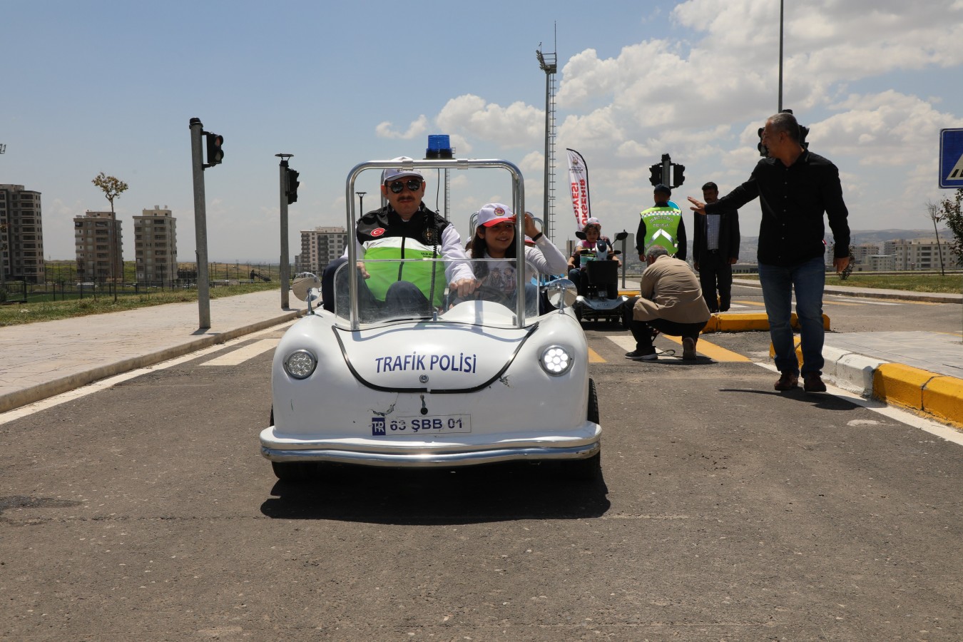 Çocuklarla trafik tatbikatı;