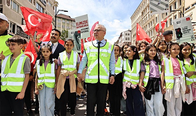 Vali Şimsek, öğrencilerle trafik bilinci için yürüdü