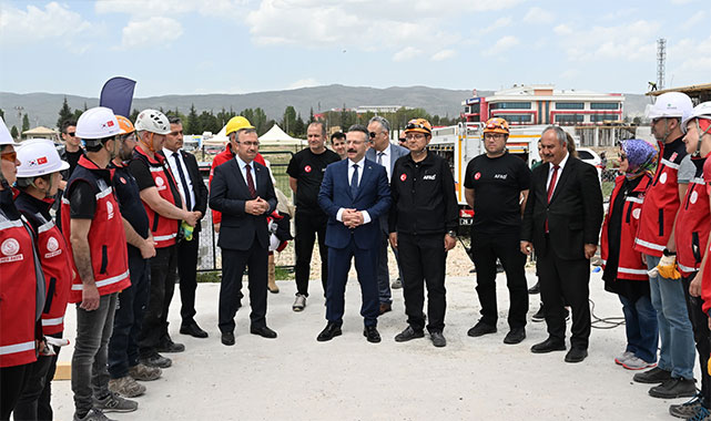Vali Aksoy'dan deprem tatbikatına tam destek: Bu eğitimler profesyonel kurtarma ekiplerinin oluşmasını sağlıyor;