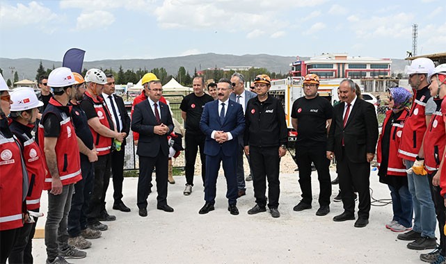 Vali Aksoy'dan deprem tatbikatına tam destek: Bu eğitimler profesyonel kurtarma ekiplerinin oluşmasını sağlıyor