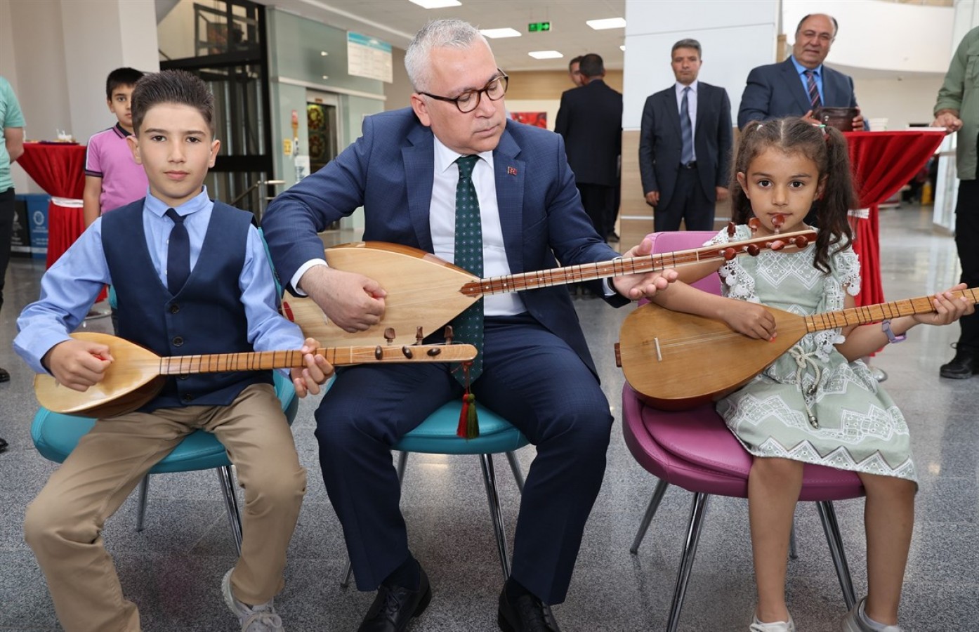 Aşık Veysel'in köyünü ziyaret eden Vali Şimşek, bağlama çaldı;