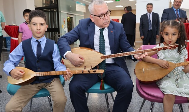 Aşık Veysel'in köyünü ziyaret eden Vali Şimşek, bağlama çaldı