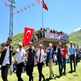 Vali Duru, “Anadolu’nun Alpleri”nde vatandaşlarla halay çekti