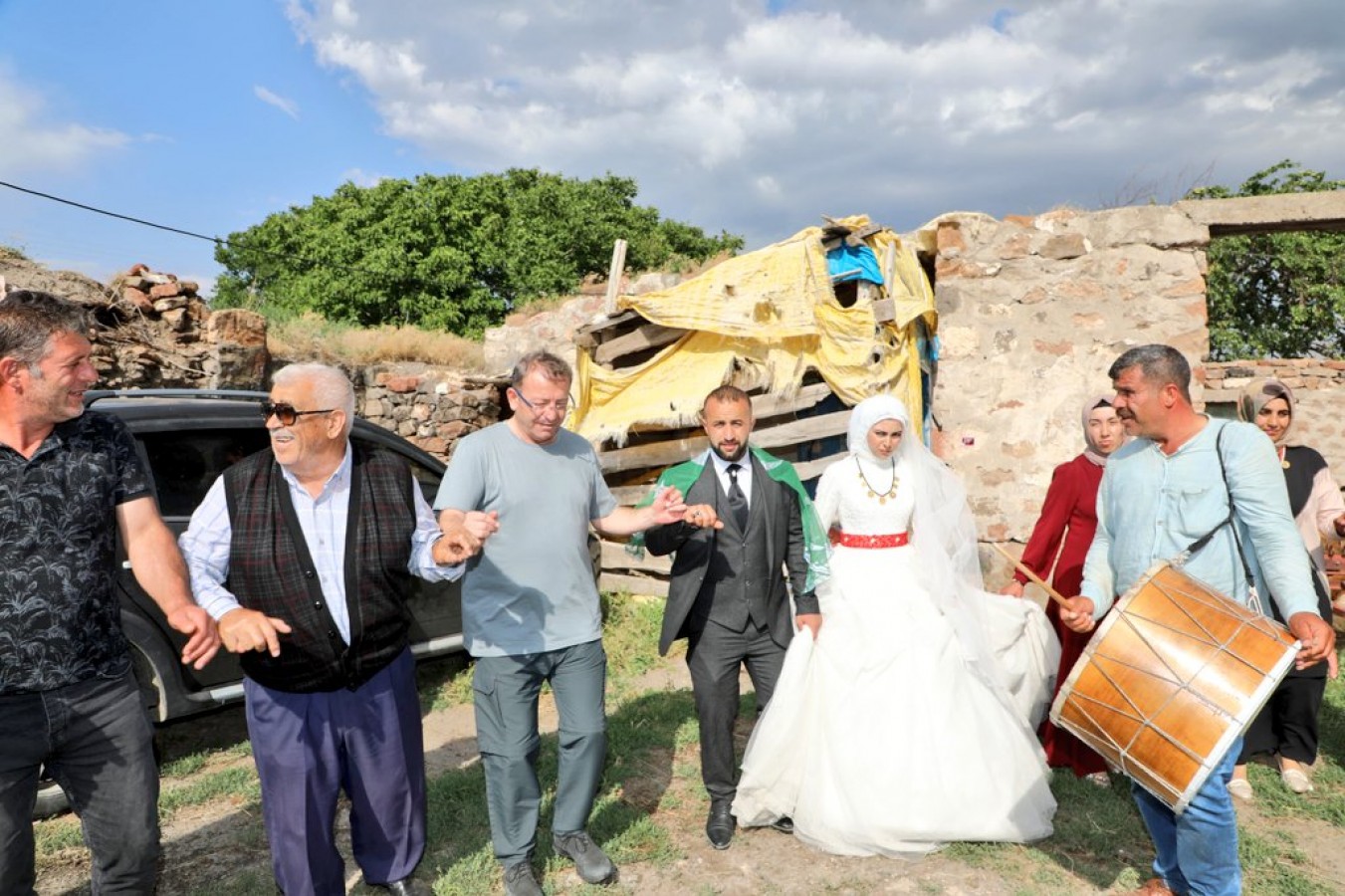 Vali Polat, gelin ve damatla halay çekti;