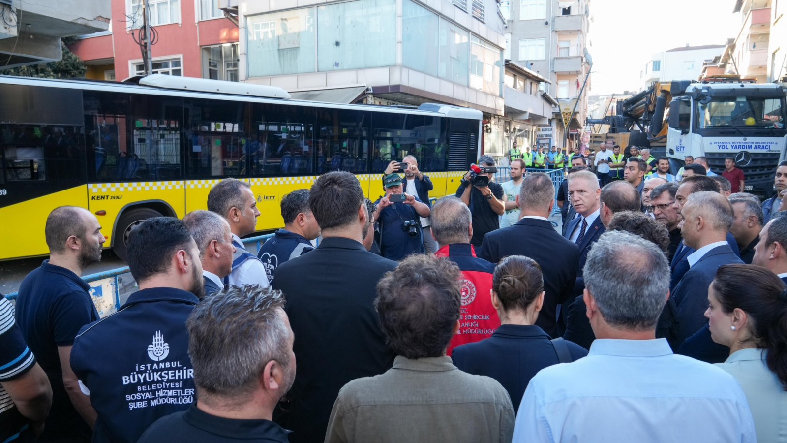 Pendik'te İETT otobüsü iş yerine girdi, binanın kolunu ağır hasar aldı;