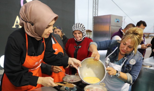 Vali Yiğitbaşı, 'kaymaklı yumurtalı sucuk' pişirdi