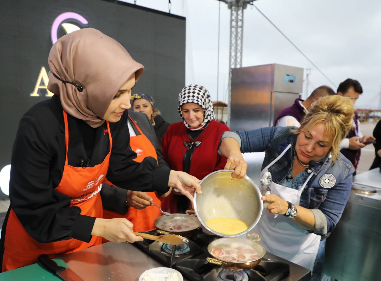 Vali Yiğitbaşı, 'kaymaklı yumurtalı sucuk' pişirdi