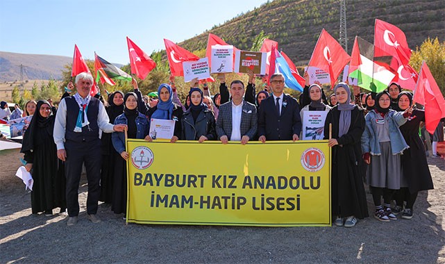 Bayburt'ta özgür Filistin için minyatür gemiler Çoruh Nehri'ne bırakıldı