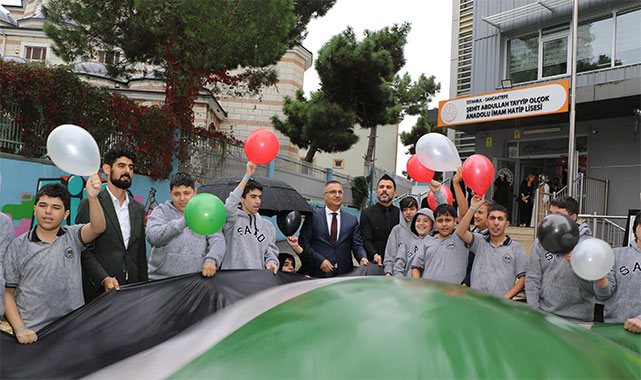 Kaymakam Yavuz, Gazze için öğrencilerle balon uçurdu;