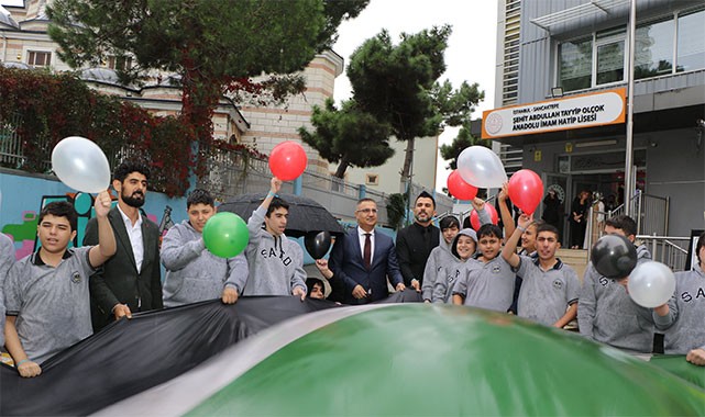 Kaymakam Yavuz, Gazze için öğrencilerle balon uçurdu
