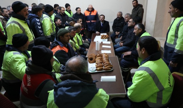 Günün ilk ışıklarında temizlik işçileriyle kahvaltı