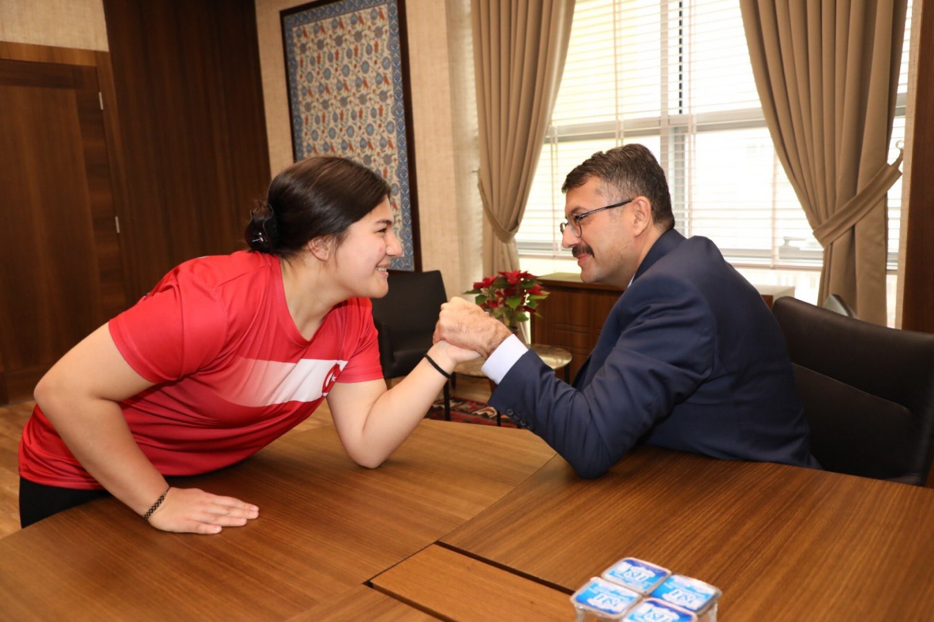 Millî sporcuyla bilek güreşi yaptı