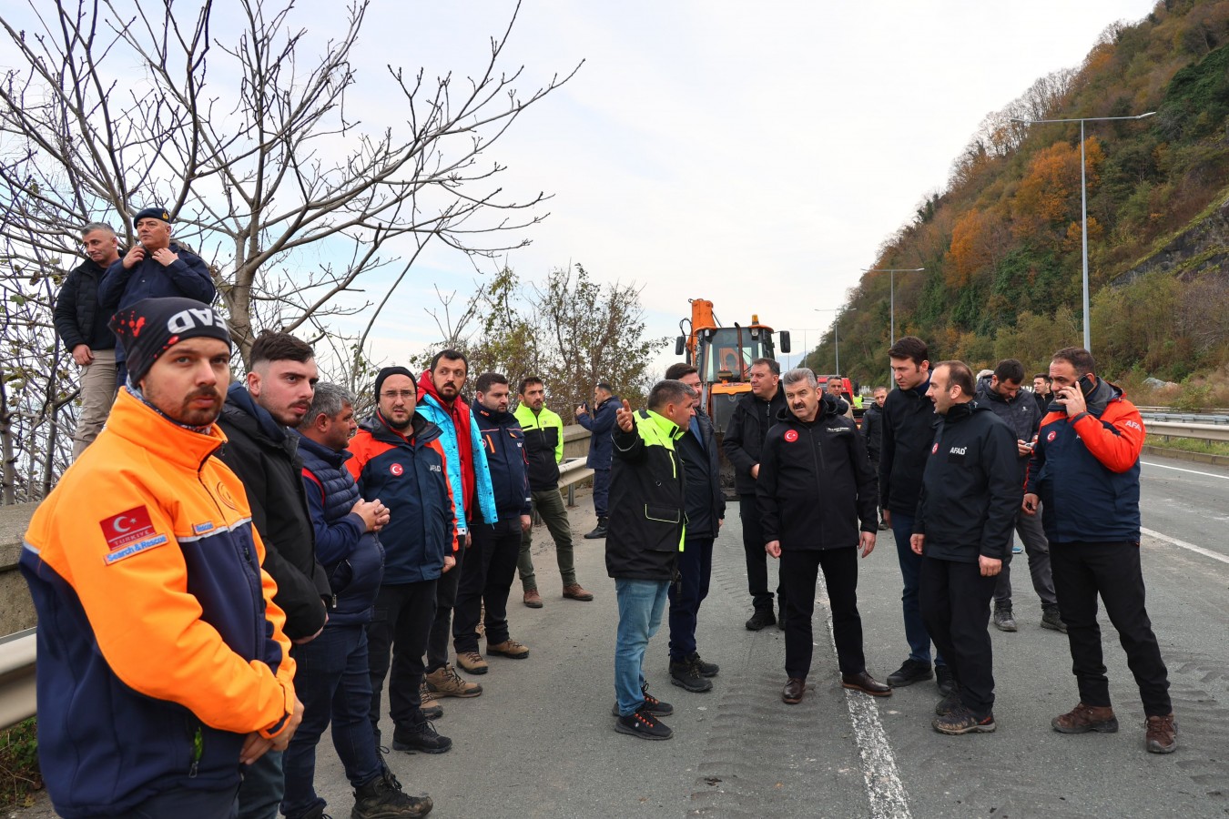 Heyelan nedeniyle Karadeniz Sahil Yolu ulaşıma kapandı;