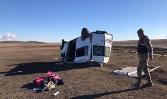 Taşımalı öğrenci servisi devrildi: 1 ölü, 14 yaralı