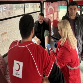 Hayat kurtarmak için kan verdi