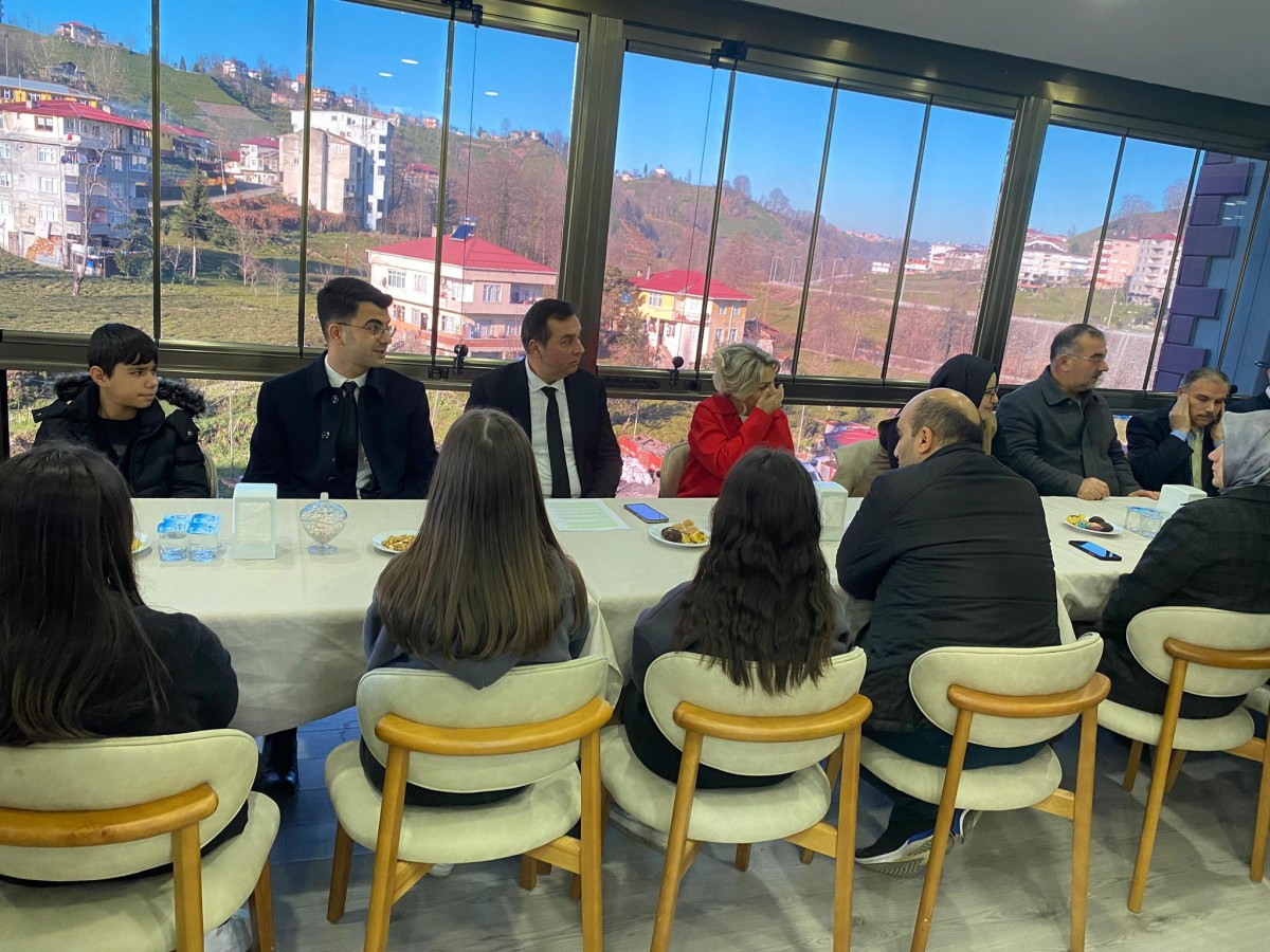 Kaymakam, öğrencilerle kitap analizi yaptı;