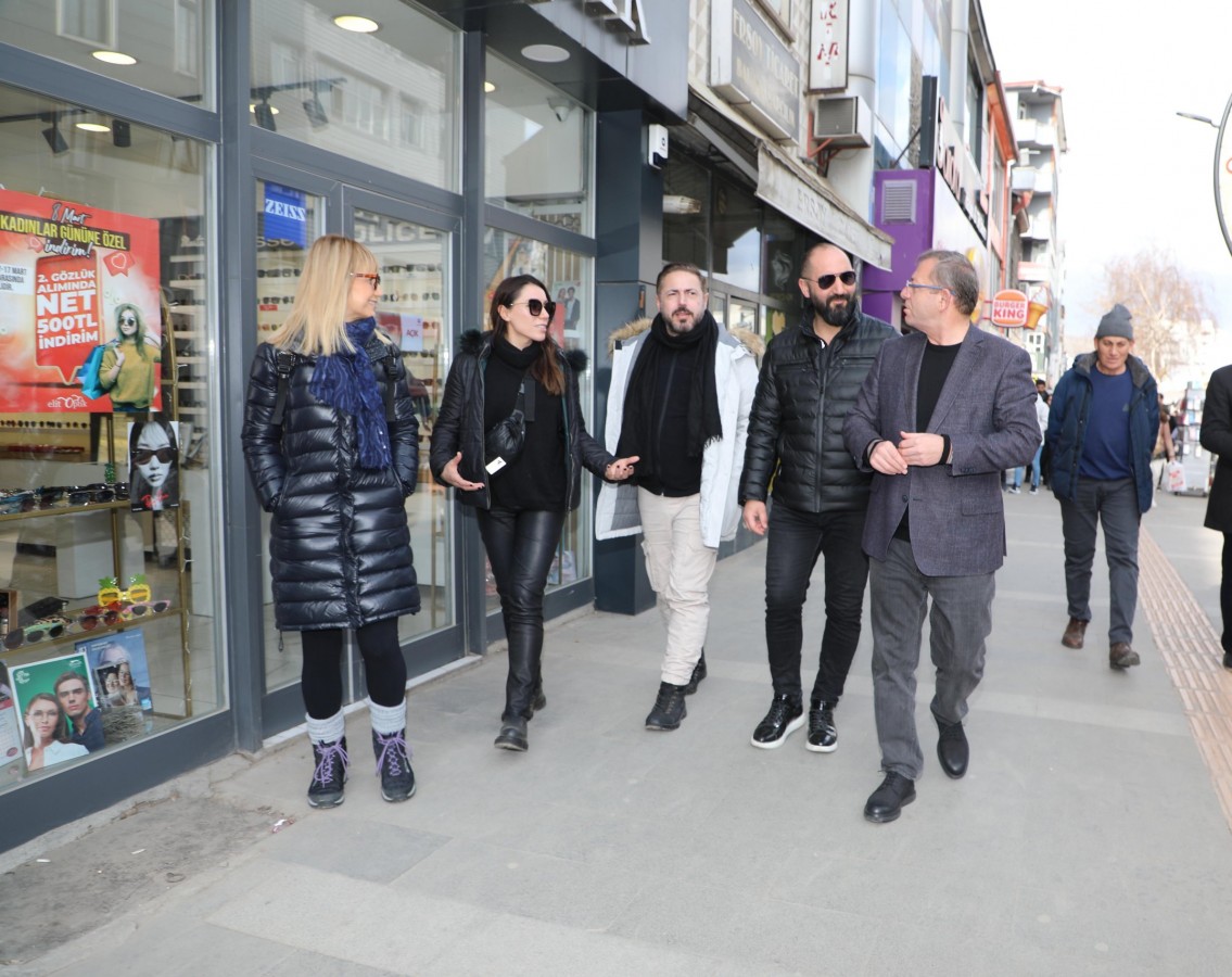 Kars caddelerinde hafta sonu yürüyüşü