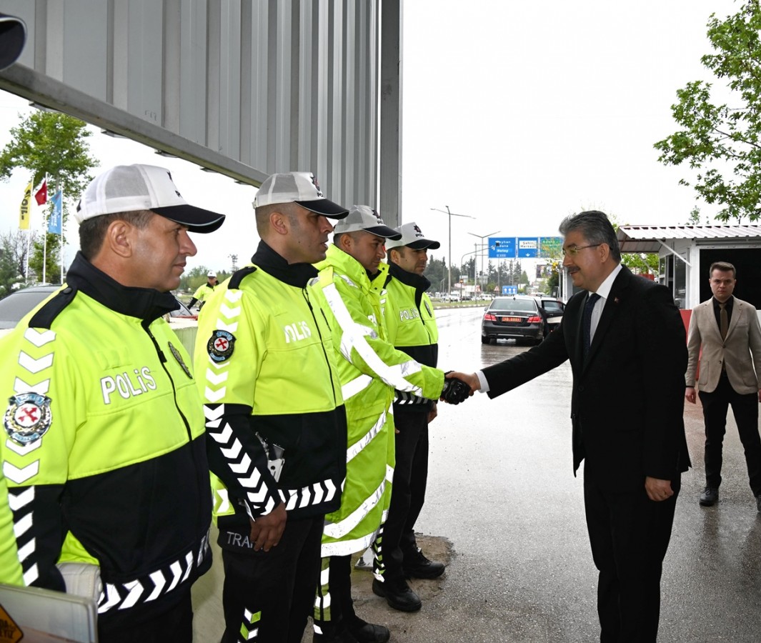 Görev başındaki polislerin bayramını kutladı