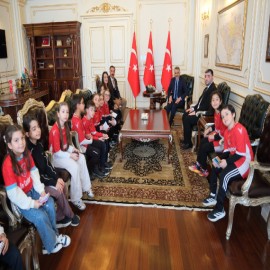 Vali Özkan, öğrencilerin meraklı sorularını yanıtladı