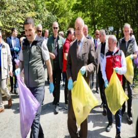 Vali ve vatandaşlar, el birliğiyle ormandaki çöpleri topladı