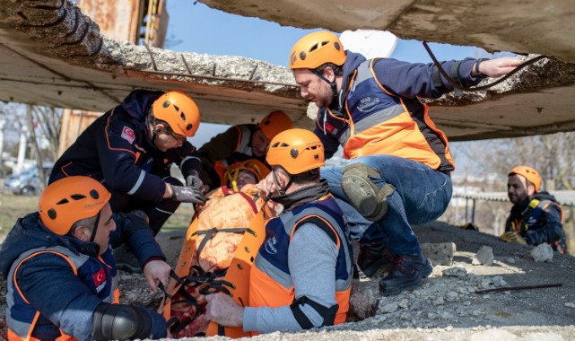 Nefes kesen deprem tatbikatı: Metrelerce yüksekten atladılar