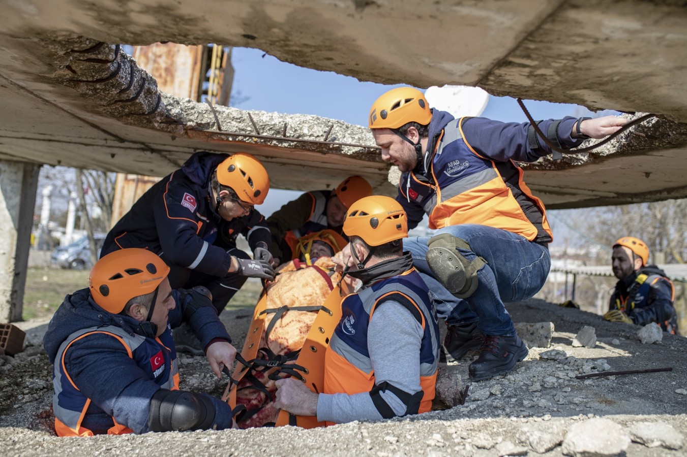 Nefes kesen deprem tatbikatı: Metrelerce yüksekten atladılar