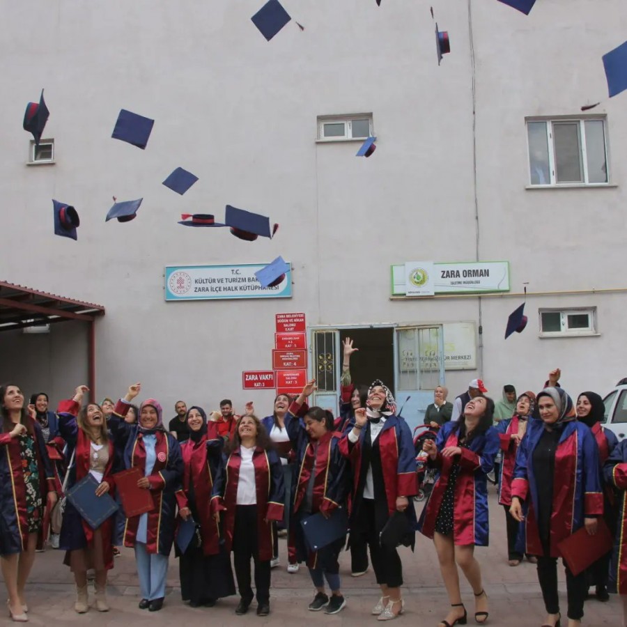 Eğitimlerine ara veren kadınlar Açık’tan okuyup mezun oldu