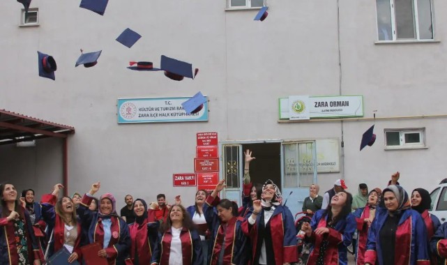 Eğitimlerine ara veren kadınlar Açık’tan okuyup mezun oldu