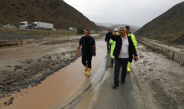 Erzincan-Sivas Karayolunda Heyelan Meydana Geldi