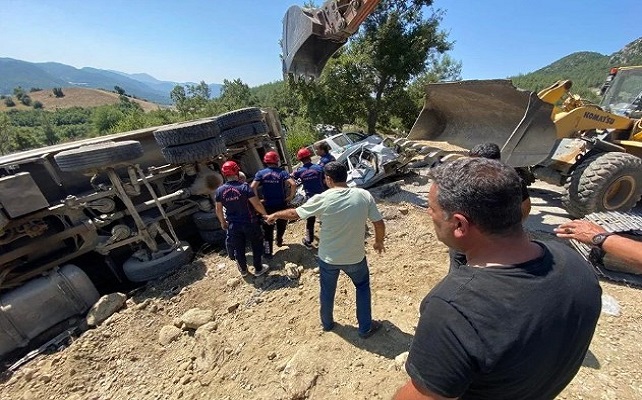 Kamyon cenaze defneden kalabalığın arasına daldı: 4 ölü, 25 yaralı;